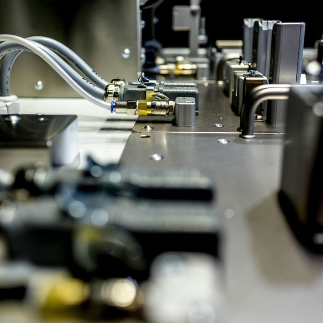 Montagearbeitsplätze für Hochvolt-Ladedosen und Adapter von BRAINWARE Solutions GmbH aus Chemnitz