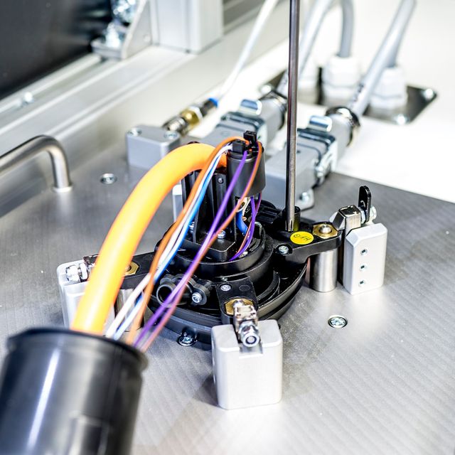 Montagearbeitsplätze für Hochvolt-Ladedosen und Adapter von BRAINWARE Solutions GmbH aus Chemnitz
