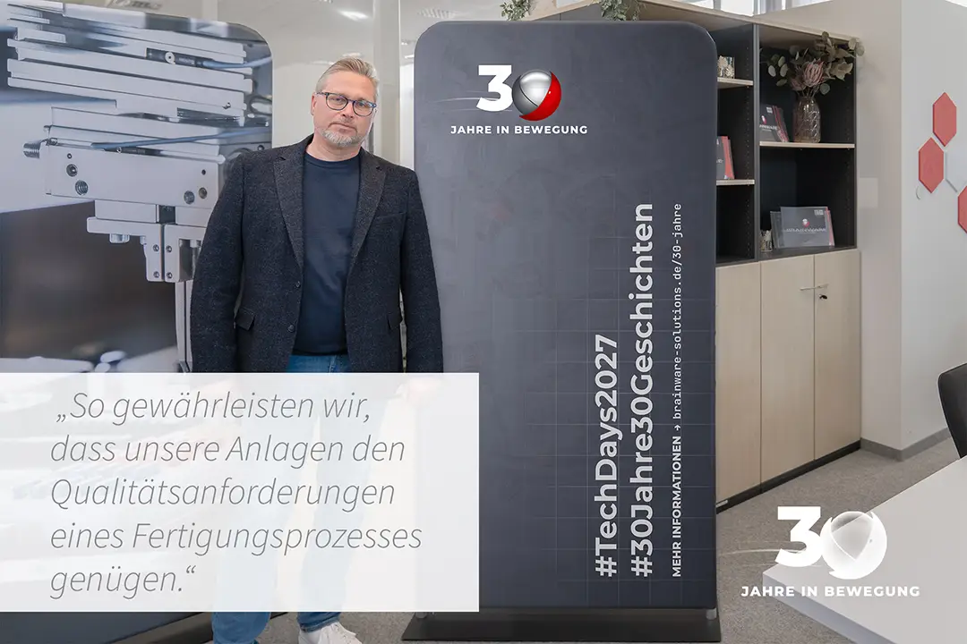 Porträt neben Zipper-Wall zur 30-Jahre-Kampagne