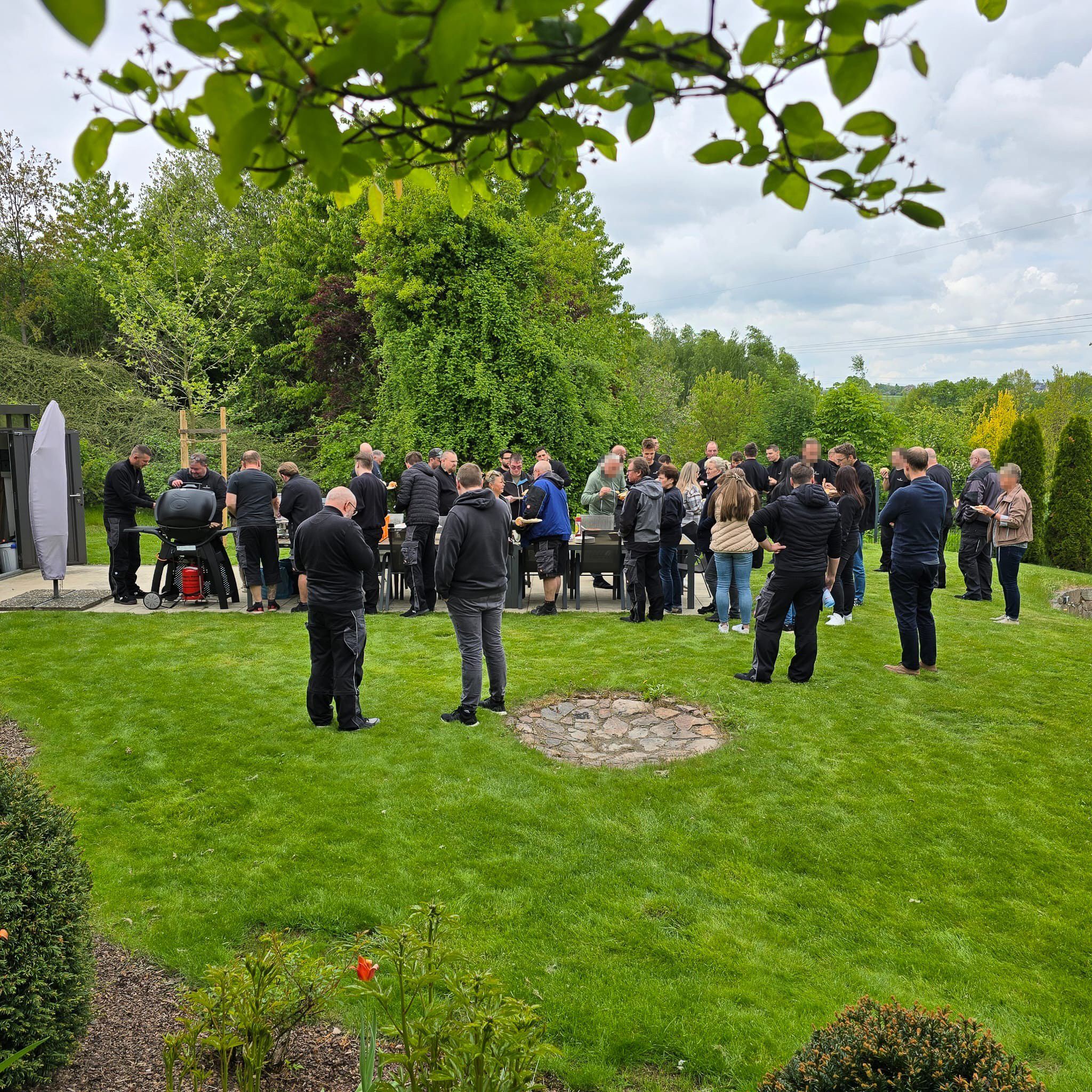 Mitarbeiter im Firmengarten