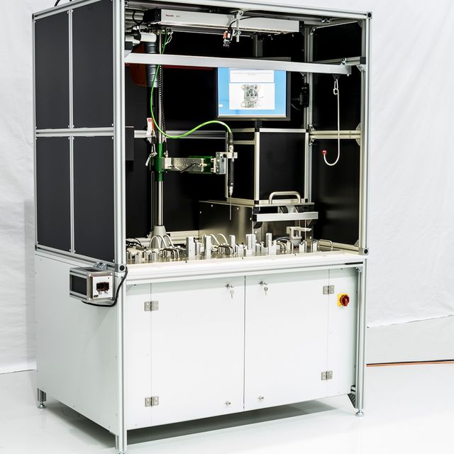 Montagearbeitsplätze für Hochvolt-Ladedosen und Adapter von BRAINWARE Solutions GmbH aus Chemnitz