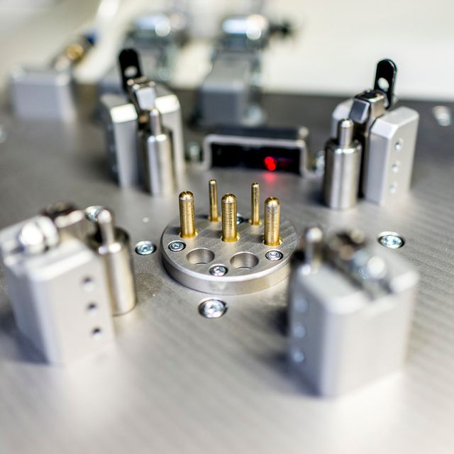 Montagearbeitsplätze für Hochvolt-Ladedosen und Adapter von BRAINWARE Solutions GmbH aus Chemnitz