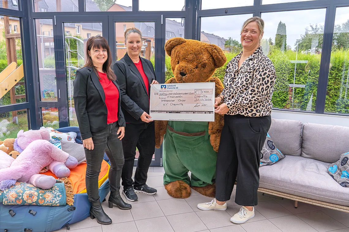 Übergabe des Spendenchecks an den Elternverein krebskranker Kinder e. V.