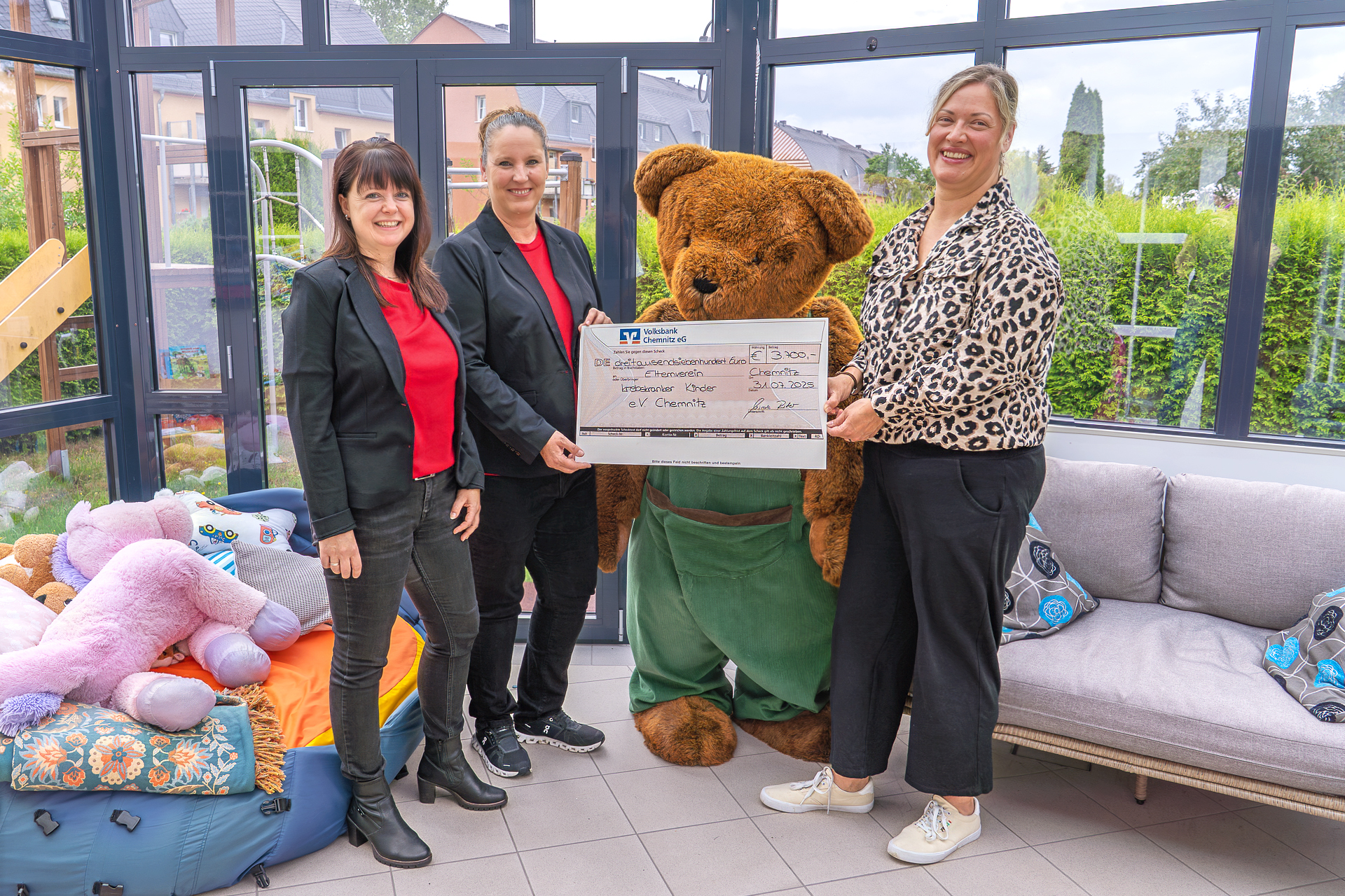 Übergabe des Spendenchecks an den Elternverein krebskranker Kinder e. V.